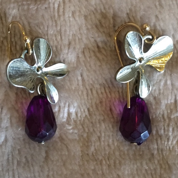 Avon Floral Goldtone Necklace and Earring Set - Picture 3 of 3